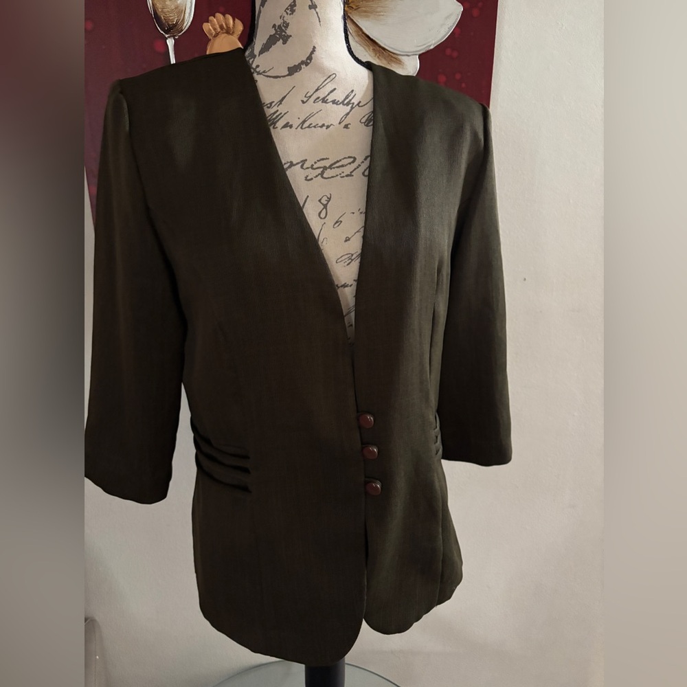 Green Blazer with Classic Design and Versatile Style